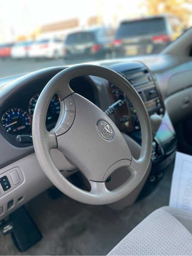 Toyota Sienna Image 6