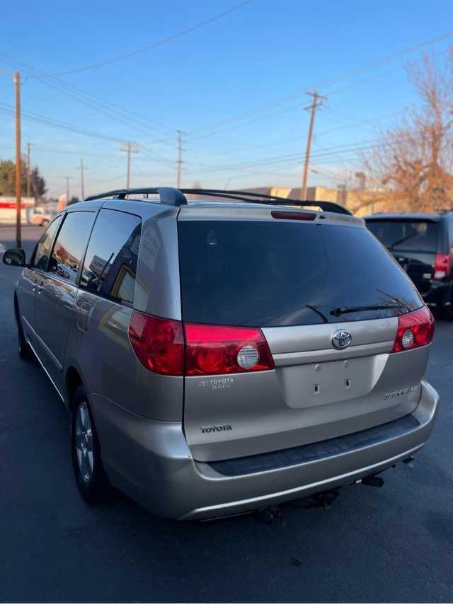 Toyota Sienna Image 4