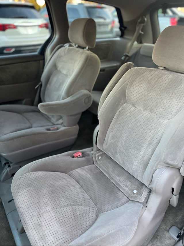 Toyota Sienna Image 9