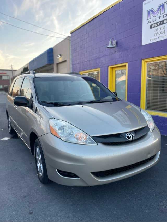 Toyota Sienna Image 2