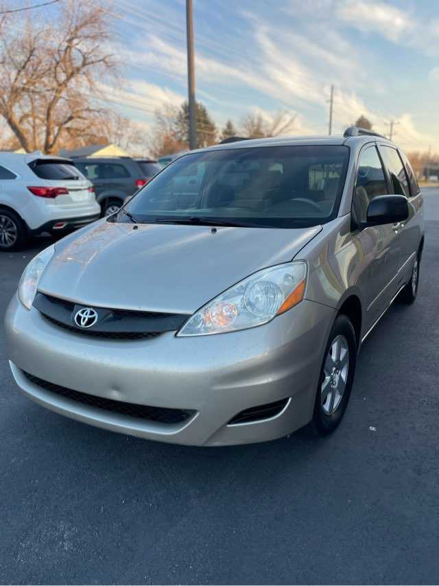 Toyota Sienna Image 3