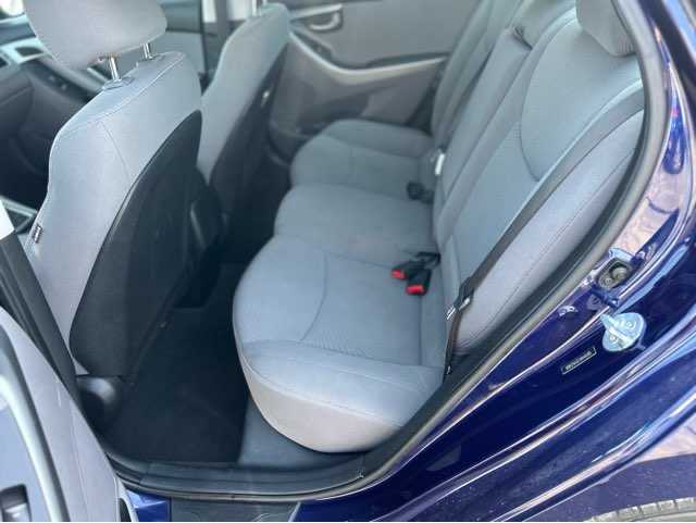 Hyundai Elantra Image 3